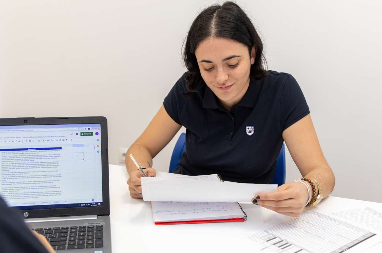 Estudiantes de Finanzas cogiendo apuntes