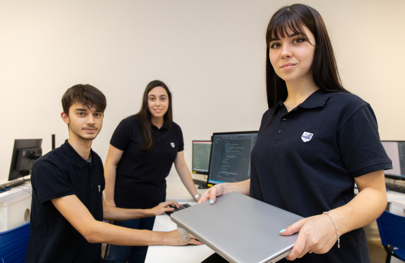 Estudiantes de Medac con portátiles