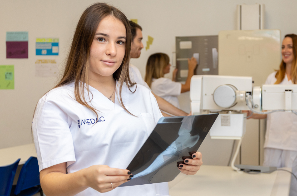 Estudiante de Medac con radiografía