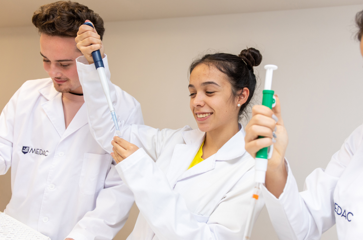Estudiantes de Medac en el laboratorio