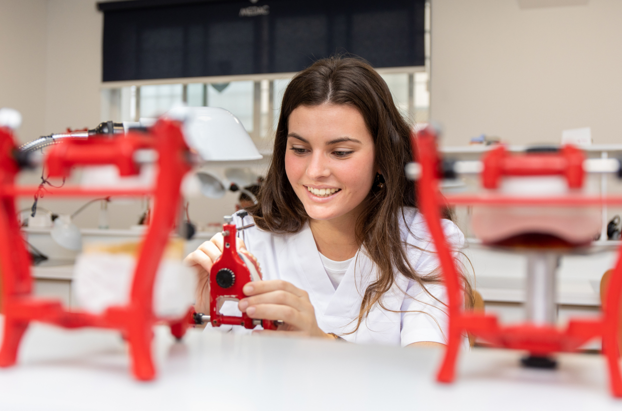 Estudiantes de Medac en el laboratorio