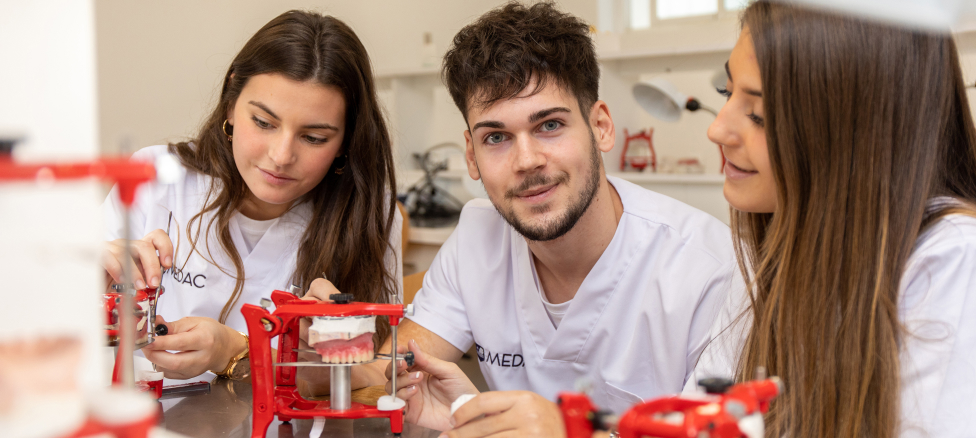 Estudiantes de Medac en el laboratorio
