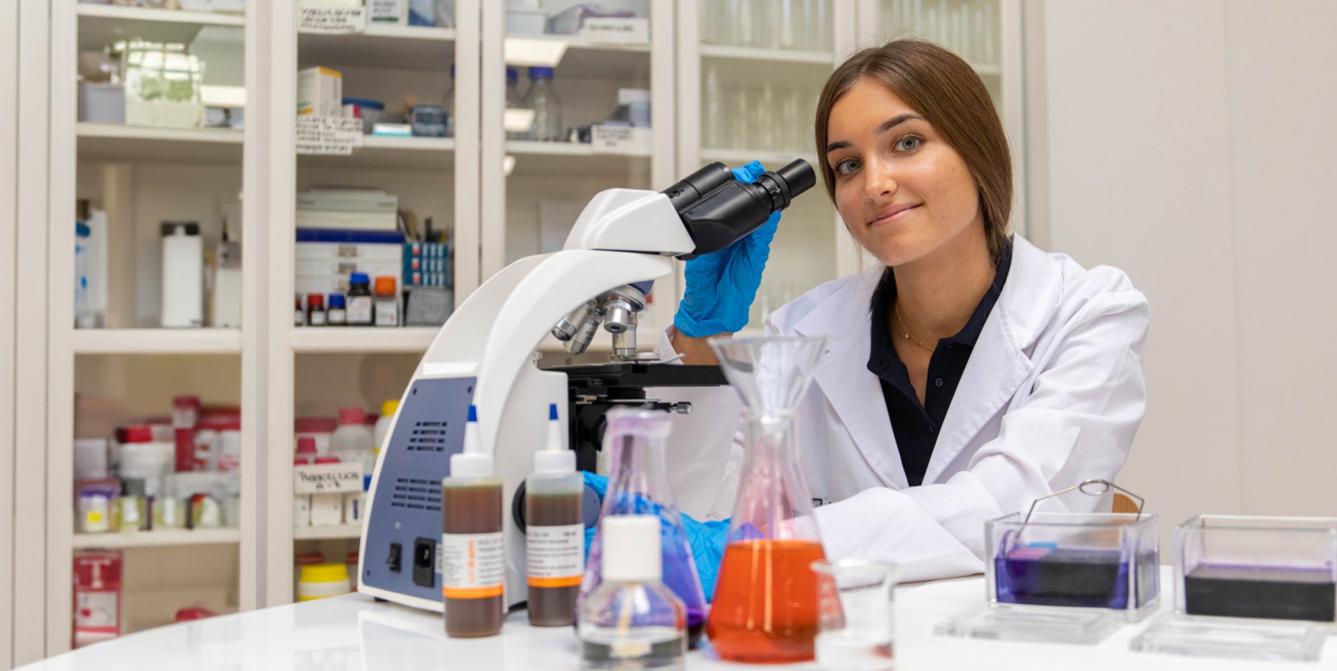 estudiantes de MEDAC en laboratorio