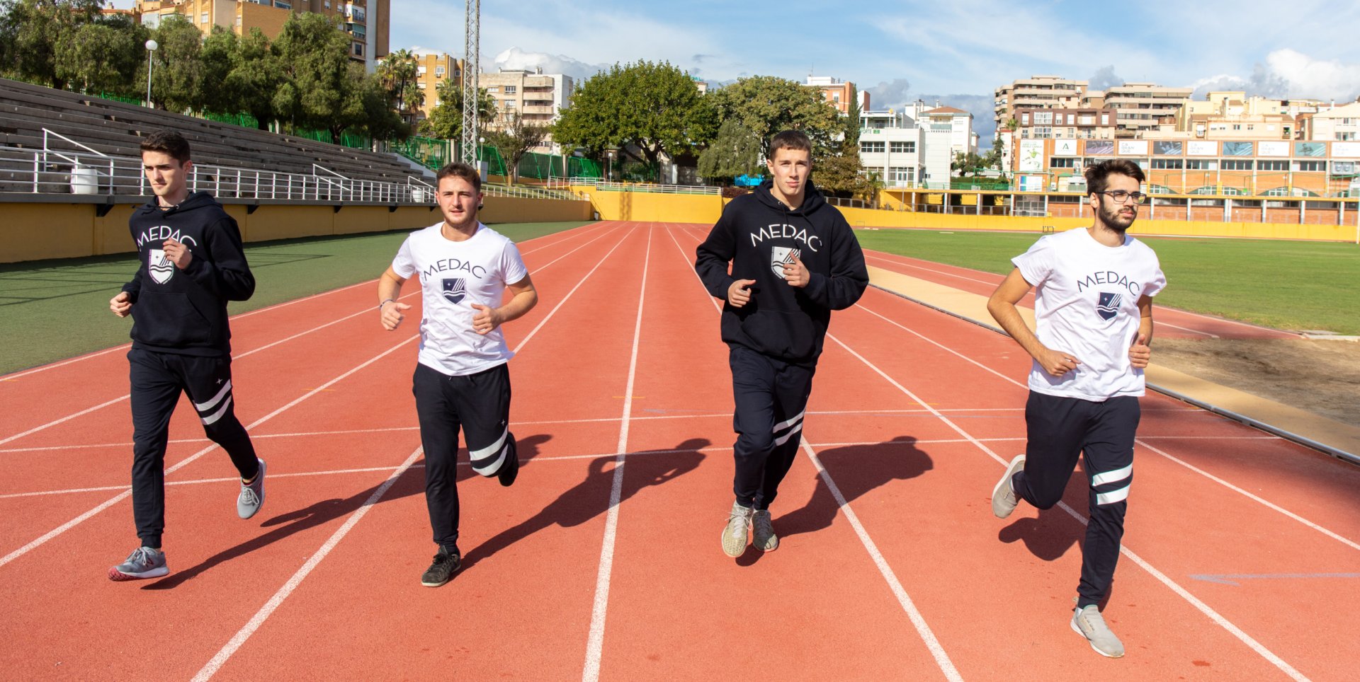 alumnos de deporte en pista de atletismo