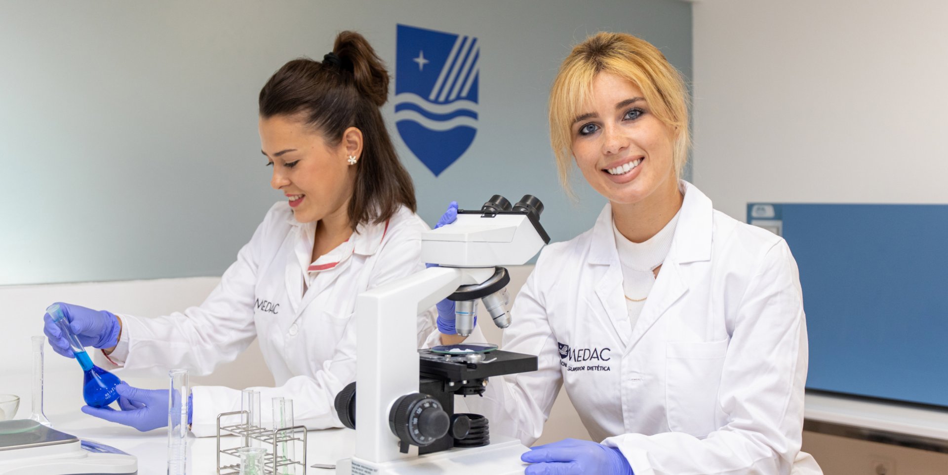 estudiantes de MEDAC en laboratorio