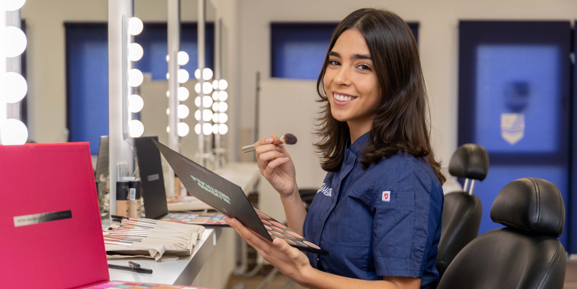 alumna de estética y belleza en un tocador