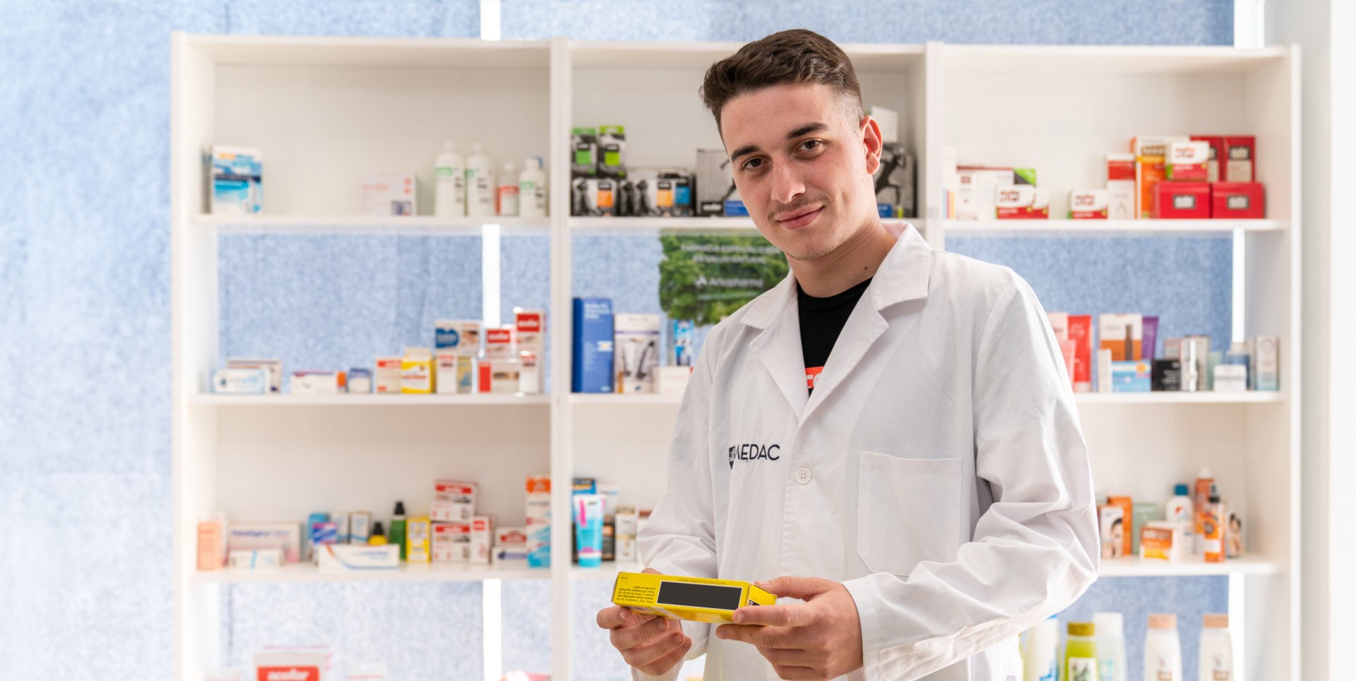 Estudiantes de Medac en una farmacia