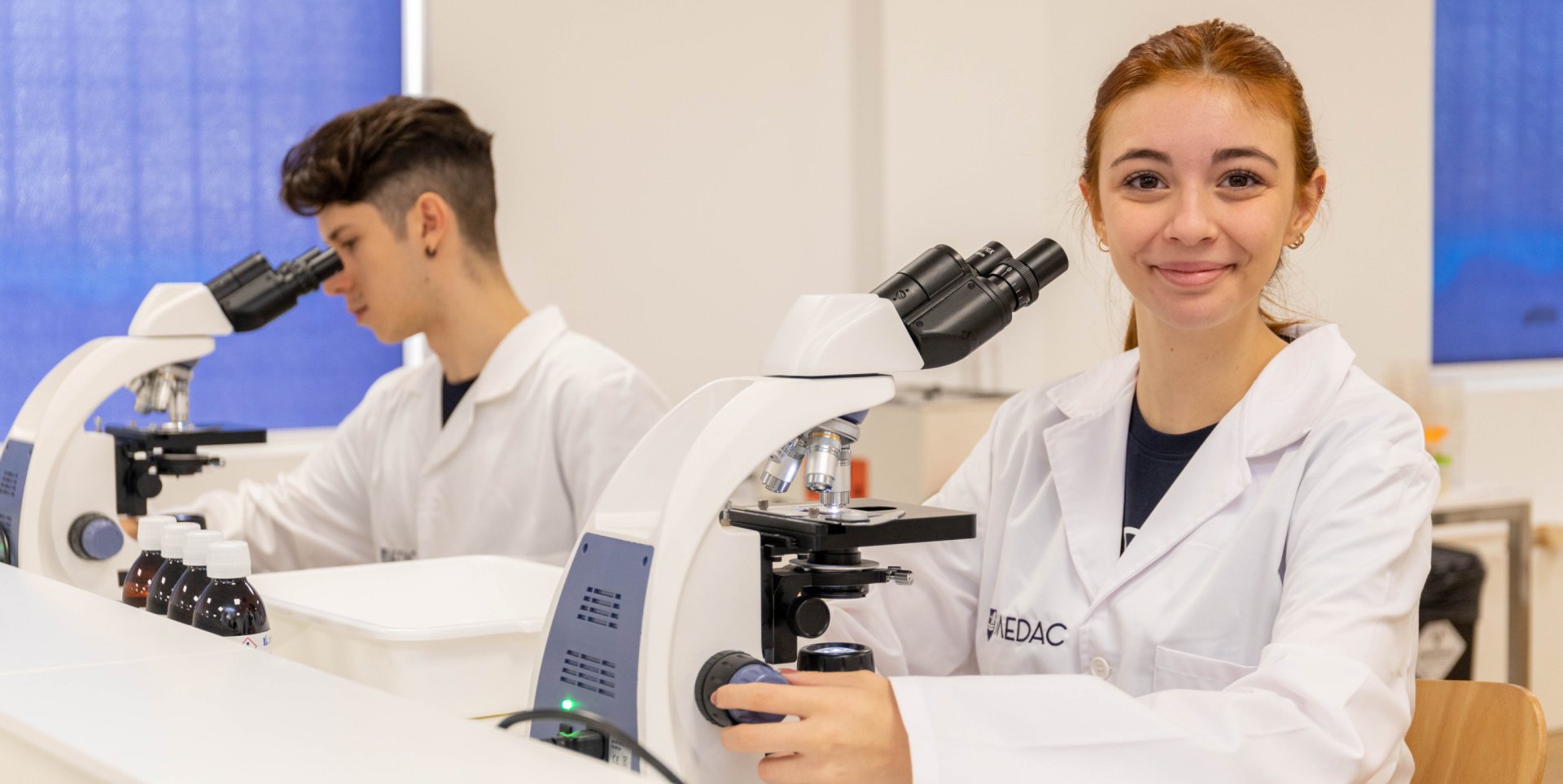 estudiantes de MEDAC en laboratorio