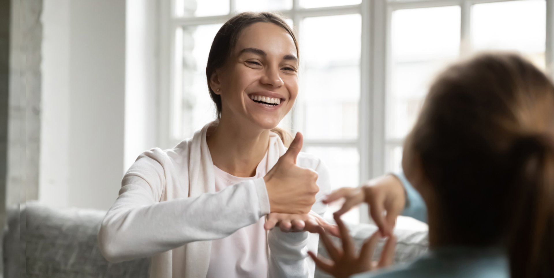alumna de mediación comunicativa enseñando lengua de signos