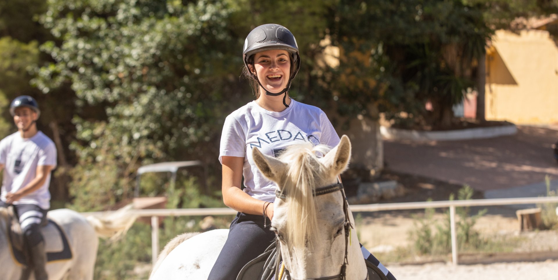 estudiante de teco montando a caballo