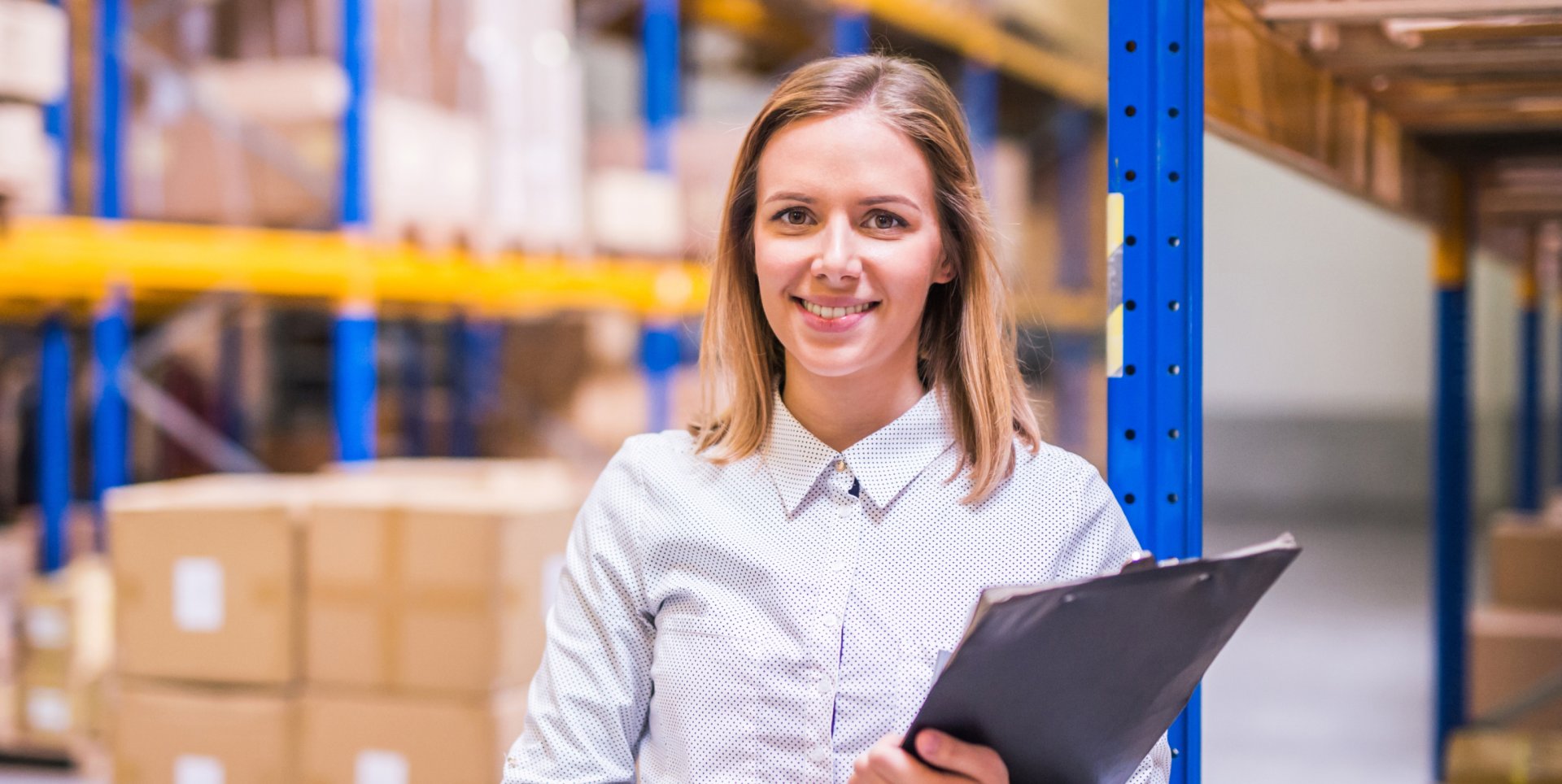 Estudiante de Medac en almacen de logística