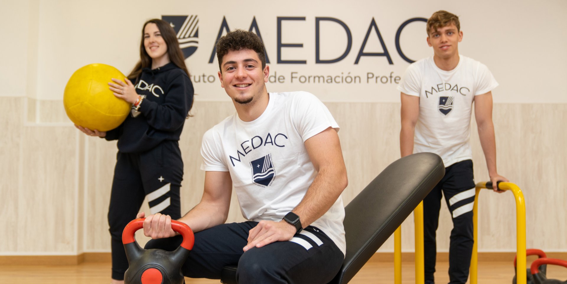 estudiantes de tsaf con material deportivo 