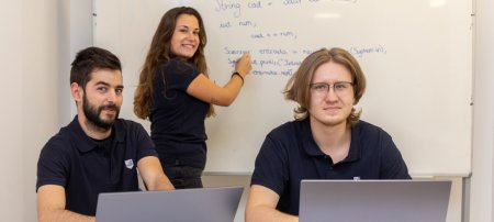 Estudiantes de Medac con un ordenador portátil