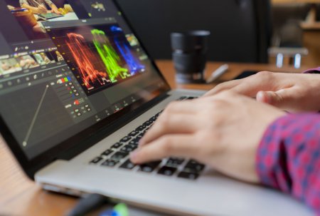 Estudiante de Medac con portatil