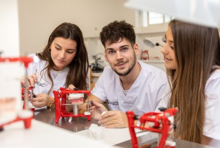 Estudiantes de Medac en el laboratorio