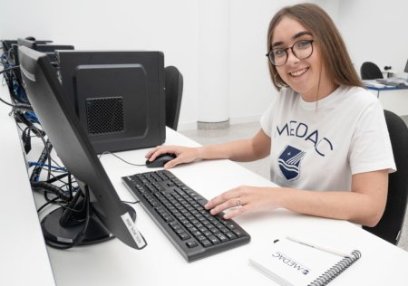 Estudiante de Medac de Informática y Comunicaciones